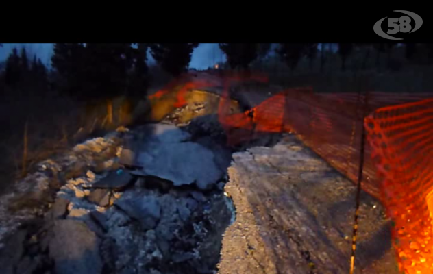Ariano, a Cerreto sprofonda la strada: ennesima frana/VIDEO