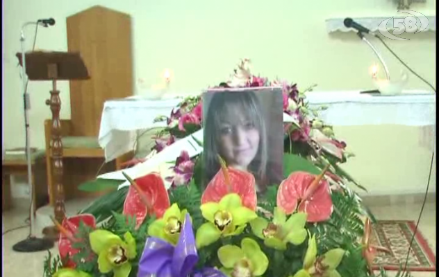 Ariano piange per Giusy: folla ai funerali/VIDEO