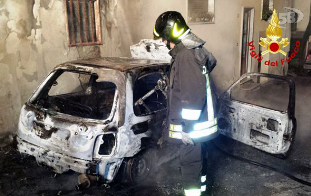 Auto a fuoco nella notte. Paura per due anziani