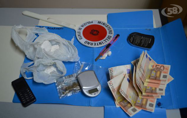 Vede la Polizia e scappa: beccato con 120 grammi di coca