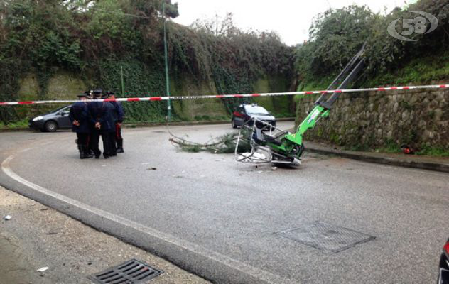 VIDEO/Mini gru si ribalta, tragedia sfiorata: due in ospedale