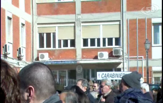 ARIANO, TANTI IN PIAZZA PER DIFENDERE LA CASERMA DEI CARABINIERI/VIDEO/INTERVISTE
