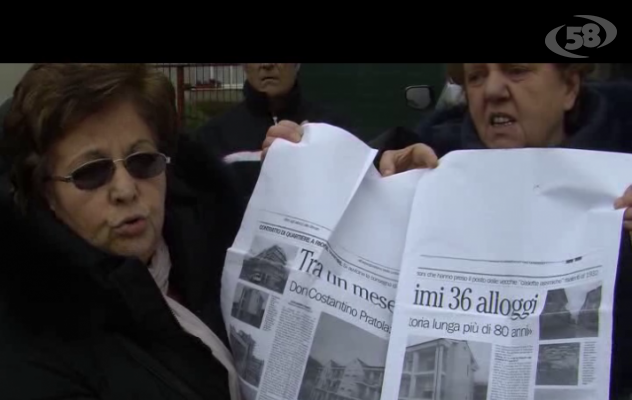 Case Rione Martiri, ex residenti in piazza: ''Siamo stanchi di aspettare''/VIDEO