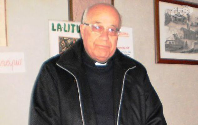 Ariano, casette asismiche: Don Costantino al fianco degli ex residenti