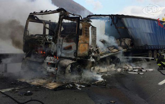 Tir in fiamme sull'A16: ore di lavoro per i vigili del fuoco