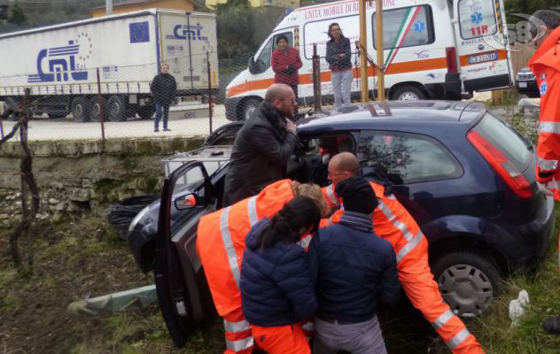Ariano, insegnante finisce in una cunetta/VIDEO. Salvata dagli automobilisti