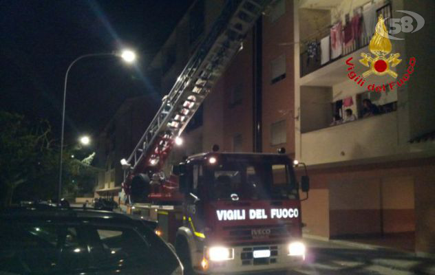 Minaccia di buttarsi dal balcone e aggredisce i Vigili del Fuoco