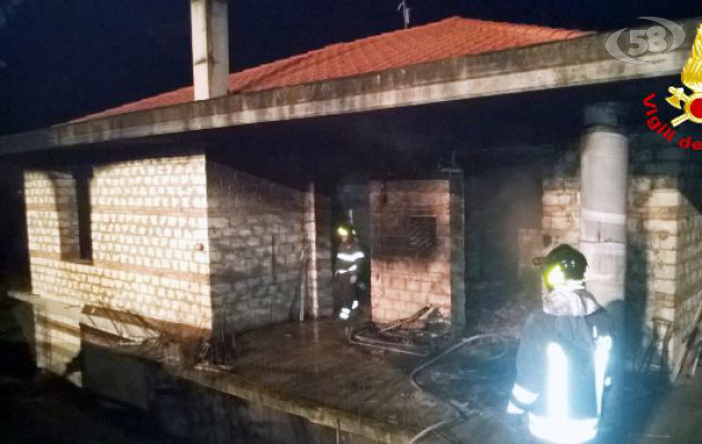 Ariano, fiamme in una casa in costruzione