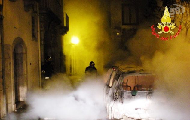 Negozio in fiamme a Vallata. Nella notte a fuoco due auto