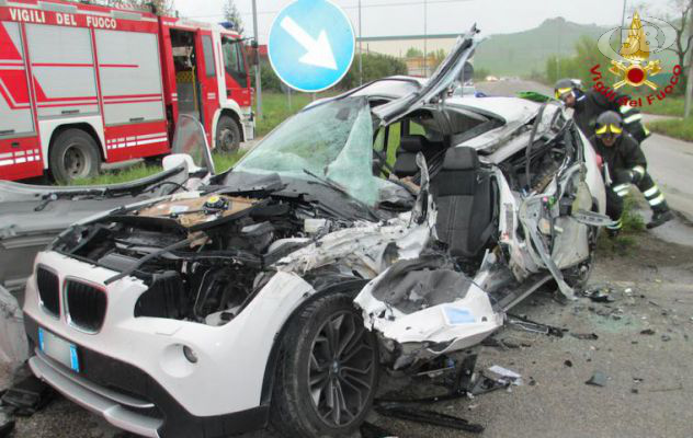 Schianto al bivio di Flumeri: camion contro auto/FOTO. Donna incastrata