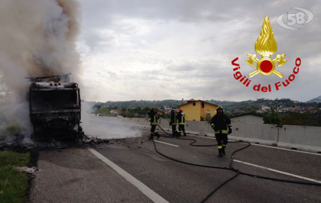 Pietradefusi, autotreno a fuoco lungo la A16 