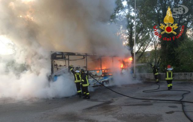 Autobus Air in fiamme: s'indaga
