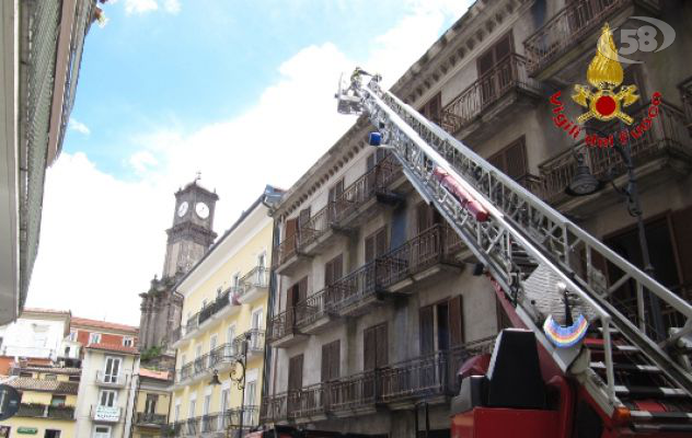 Calcinacci giù da un palazzo di via Nappi: strada rimasta chiusa al traffico