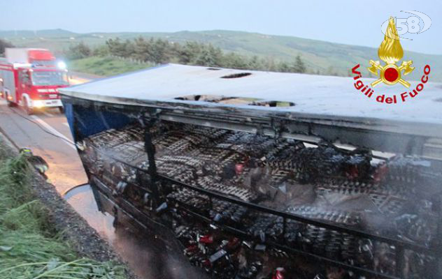 Autotreno in fiamme sulla Napoli-Canosa. Trasportava generi alimentari