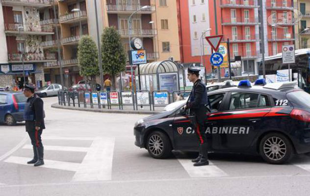 Aggredisce una coetanea e poi le ruba due catenine: violenza in piazza Kennedy