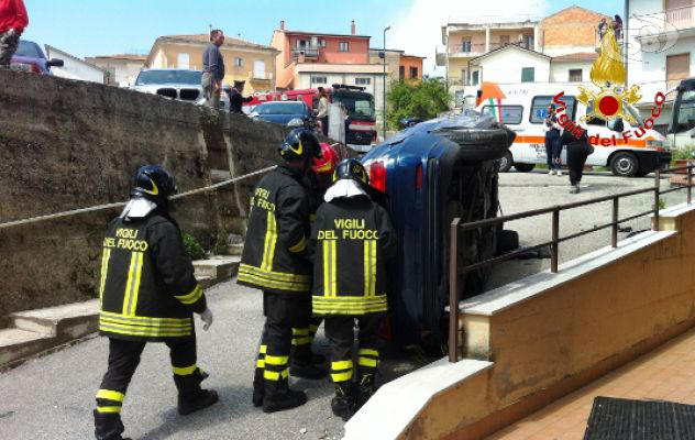 Auto scavalca muretto e si ribalta: salvo 68enne