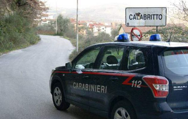 Finto zoppo tenta furto su un'auto: beccato