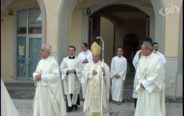 Ariano, il congedo di D'Alise: folla e commozione per l'ultima messa sul Tricolle