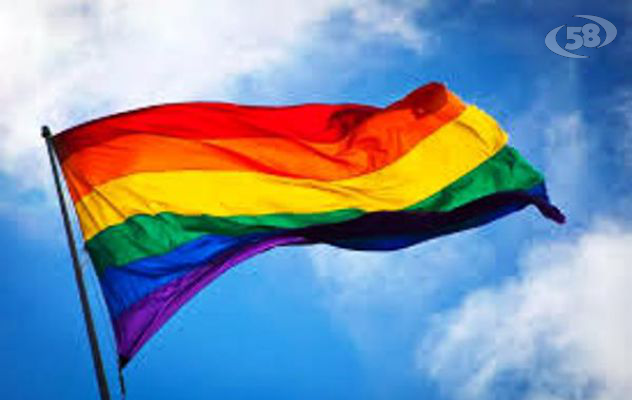Omofobia, bandiera arcobaleno in Piazza del Popolo
