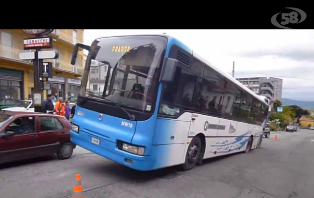 Ariano, frana la strada: bus intrappolato nell'asfalto. Paura per 25 passeggeri