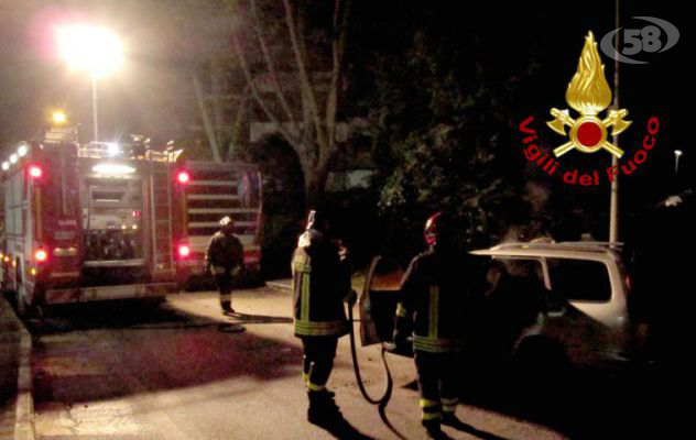 Avellino, auto in fiamme in via Pontieri/VIDEO
