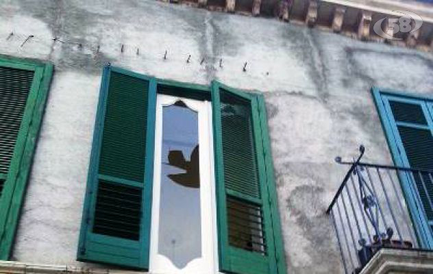 Paternopoli, limoni contro l'abitazione dell'ex sindaco: vetro in frantunmi