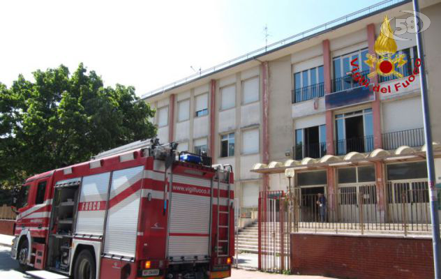 Avellino, fiamme alla Dante Alighieri/VIDEO