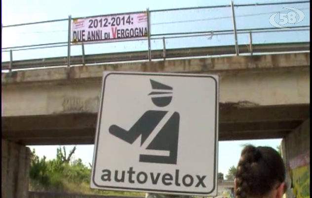 Flumeri, Tre Torri: sit-in contro il ''cavalcavia della vergogna''/VIDEO