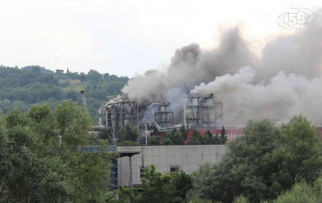 Incendio Novolegno, la Procura indaga: sit-in dei Cinque Stelle/VIDEO