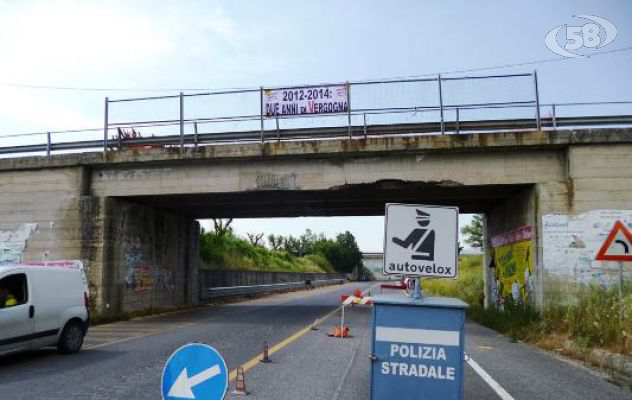 Pietra giù dal cavalcavia, auto centrata in pieno