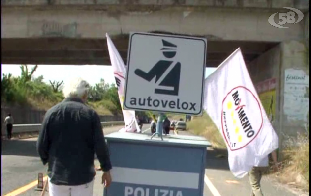 Grillini ripuliscono Tre Torri e avvertono:: "Pronti a smantellare il cantiere''/VIDEO