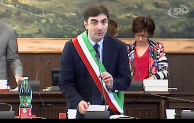 Ariano, Gambacorta giura/VIDEO: ''Obiettivo mantenere le promesse''. Primo Consiglio con polemica