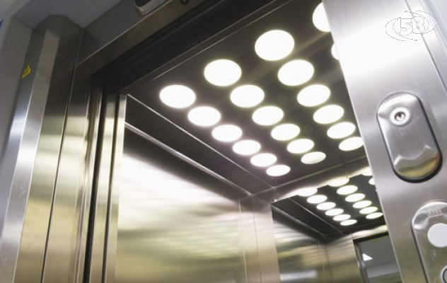 Bloccati nell'ascensore del Comune dopo un matrimonio