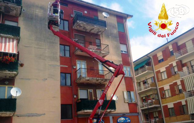 Cade dopo un malore: anziana salvata dai Vigili del Fuoco