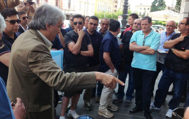 Novolegno, lavoratori dal Prefetto: tutti a rischio se l'attività non riprende