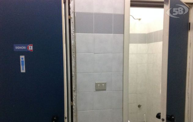 Non aprire quella porta/FOTO. Sporchi e fatiscenti, ecco i bagni di Palazzo di città