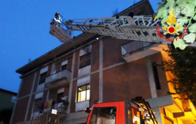 Solofra, fiamme in un appartamento. Intervenute due squadre dei Vigili del Fuoco