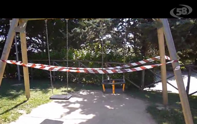Ariano, incidente alle giostre della villa comunale: bambino in ospedale. Sigilli al parco giochi/VIDEO