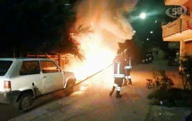 Avellino, auto a fuoco nel parco Aquilone/VIDEO