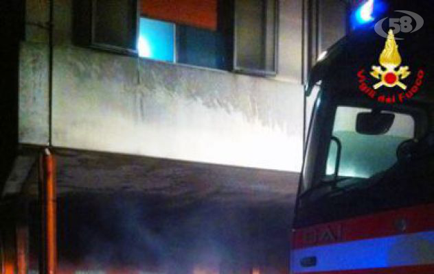 Auto a fuoco nella notte: panico in un condominio di via Nicolodi