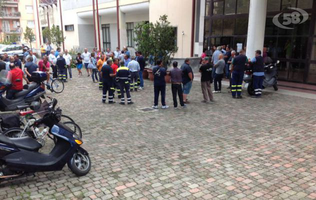 Irpiniambiente, lavoratori in sit-in: senza stipendi blocco della raccolta