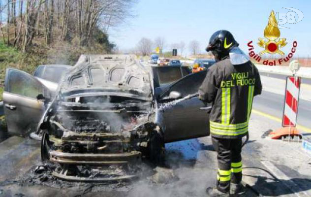 Paura sulla Napoli-Bari, in fiamme auto con una famiglia a bordo