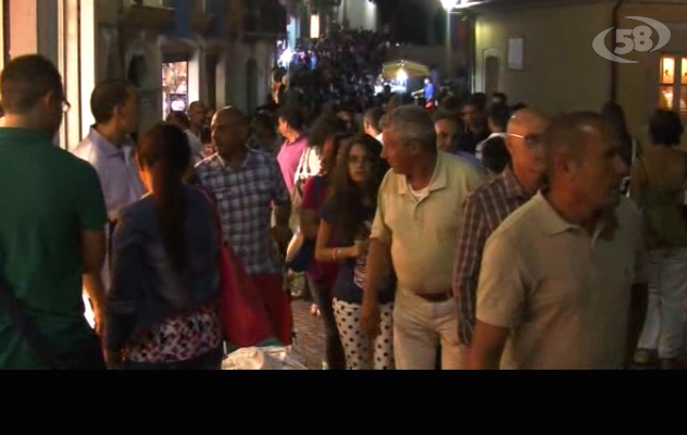 Tricolle invaso per la Notte Bianca/VIDEO. Negozi pieni e nasi all’insù per la Superluna