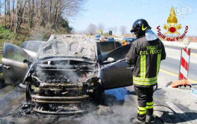 Due auto a fuoco sulla A16, salvi due coniugi