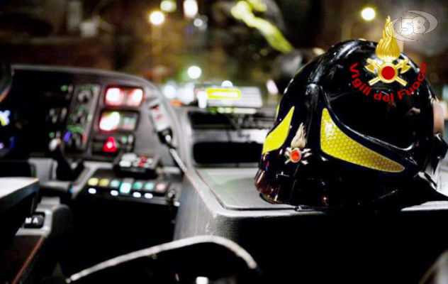 Paura nella notte, le fiamme avvolgono un bar del centro 