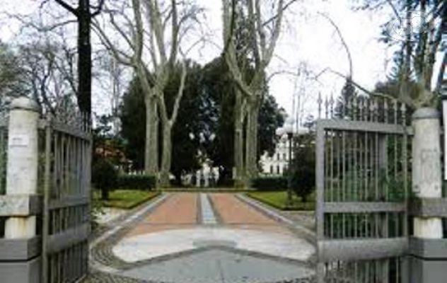 Avellino, si abbattono tre platani. A Pasqua riapre la Villa