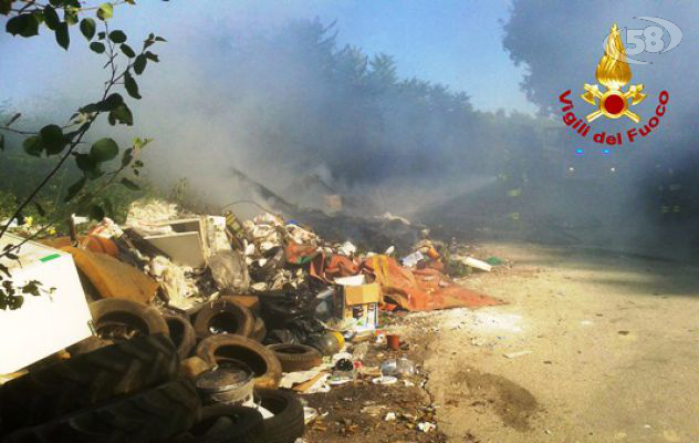 Rifiuti in fiamme, incendio nell'area ecologica di Lapio
