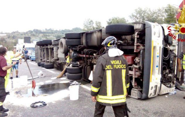 Si ribalta autotreno con ecoballe, autista trasportato al Moscati