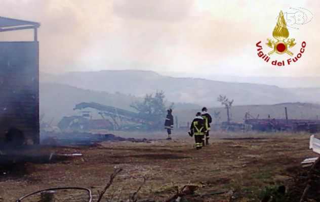 Zungoli, in fiamme deposito agricolo: Caschi Rossi a lavoro per sei ore