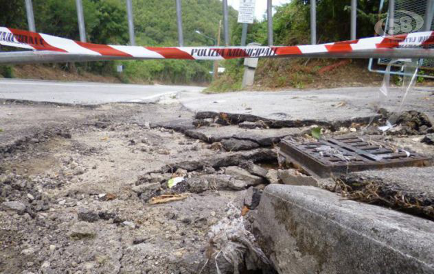 Traffico in tilt, piccole voragini e tombini saltati: maltempo su Ariano